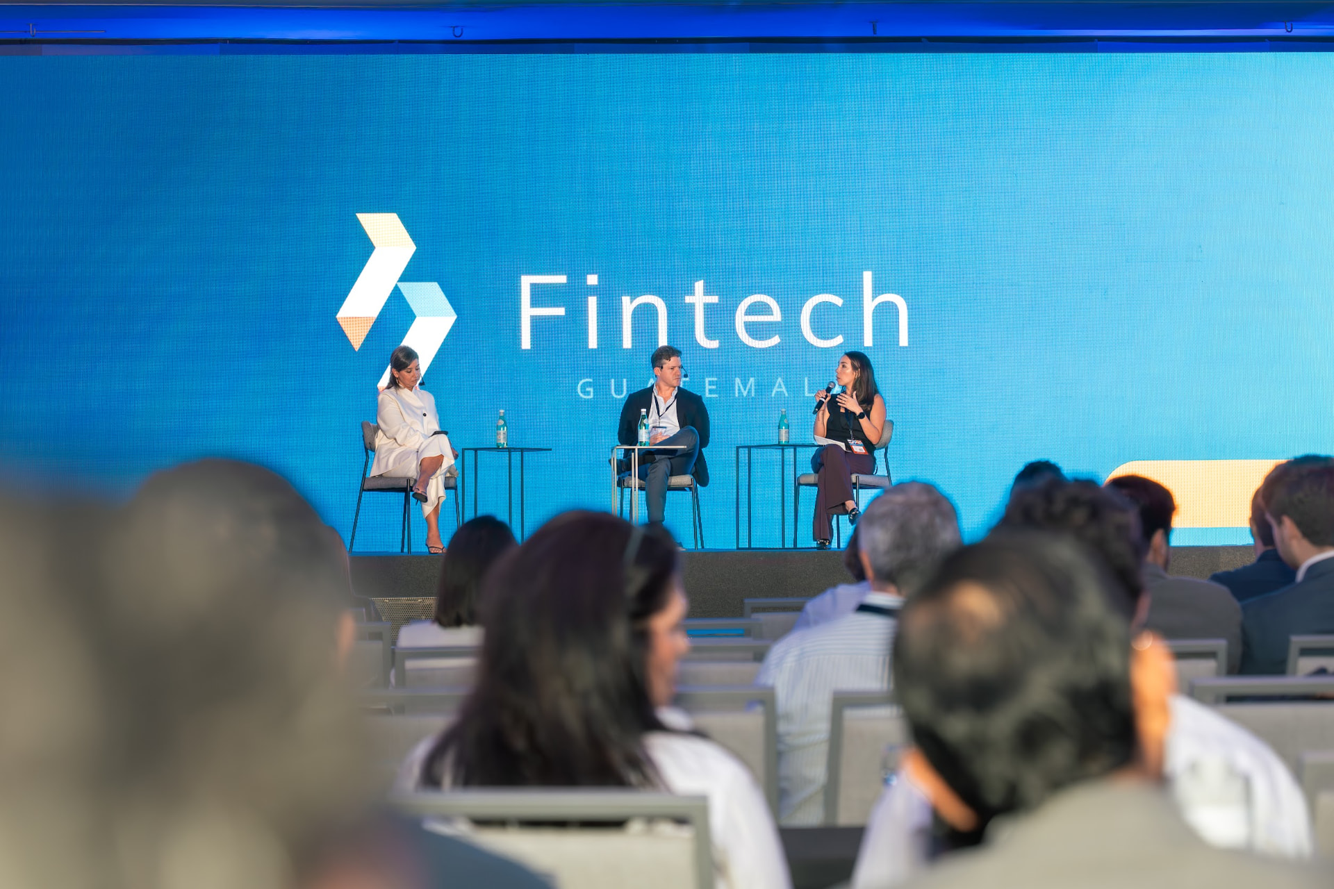 Panel de Fintech Guatemala con líderes del ecosistema financiero regional